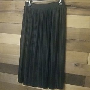 H&M black pleated skirt